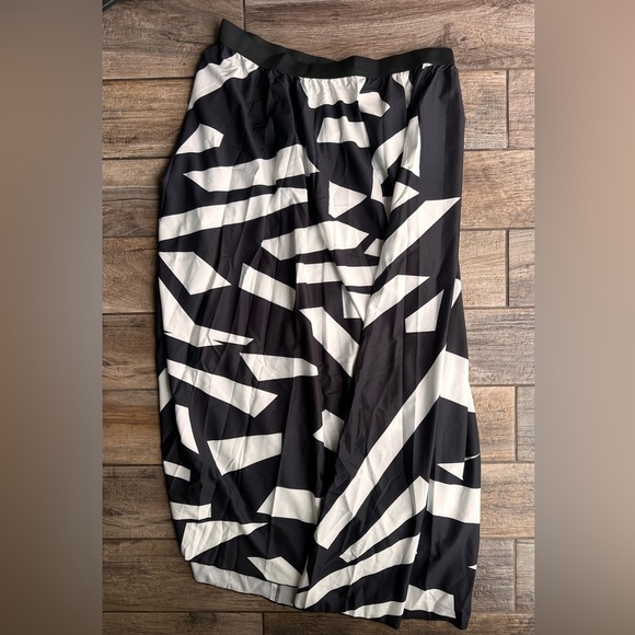 Plus Black and White Geo Print Flare Skirt Sz 5xl - Picture 2 of 7